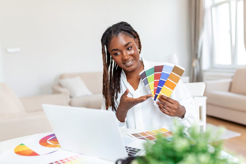 Diseñadora gráfica presentando una paleta de colores a su clienta