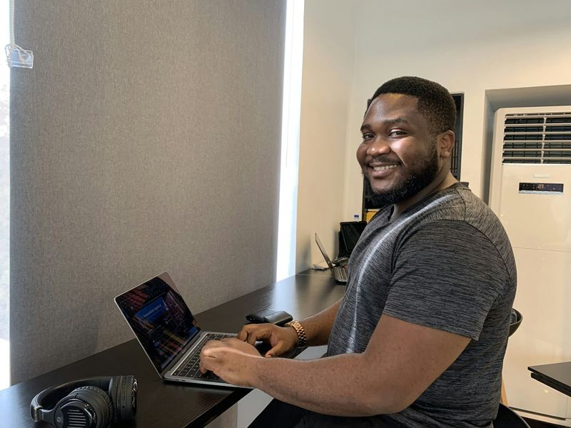 Freelancer sonriente delante de su ordenador