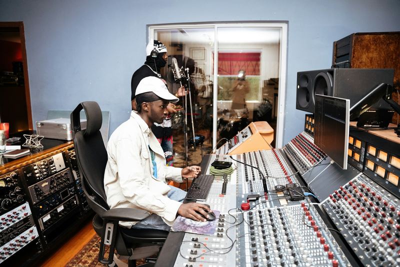 Productor en un estudio de grabación